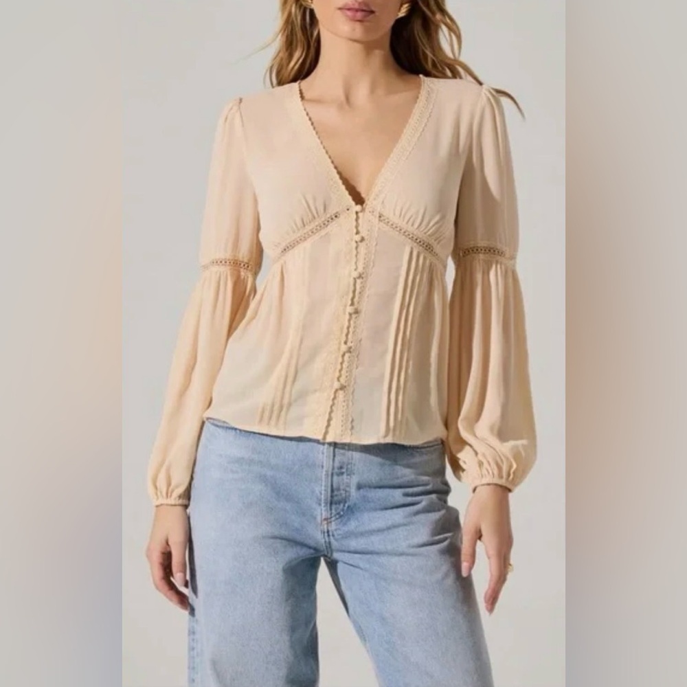 NWT ASTR THE LABEL Pendulum Sleeve Lace Trim Cream Blouse. MEDIUM